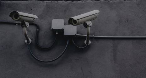¿Qué consideraciones de privacidad se deben tener en cuenta al instalar un sistema de cámaras de vigilancia de 12 voltio