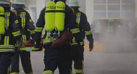 ¿Cómo afecta la protección contra cortocircuitos en un cargador de batería a la seguridad de la carga?