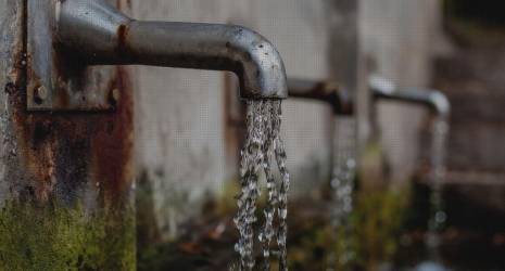 ¿Pueden utilizarse los dispensadores de agua de 12 voltios en campamentos o excursiones?